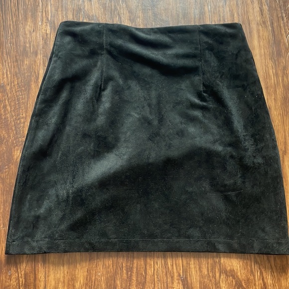 Suede skirt with 2 zippers in the front - Picture 3 of 3